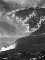 Огромные волны-цунами. Иллюстрация из фильма «Заговор Ориона»