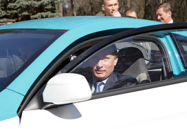 Премьер-министр РФ Владимир Путин осмотрел два "Ё-мобиля"