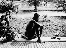 Свободное государство Конго короля Леопольда. Несчастный отец смотрит на ступню и кисть своей пятилетней дочери, съеденной плантационной полицией 