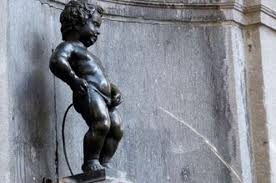 В той же гордой леопольдовской позе красуется брюссельский мальчик — символ столицы Евросоюза 