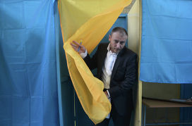 Кандидат в президенты Украины, лидер "Правого сектора" Дмитрий Ярош во время голосования