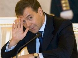 Медведев предлагает затянуть пояса на 5%