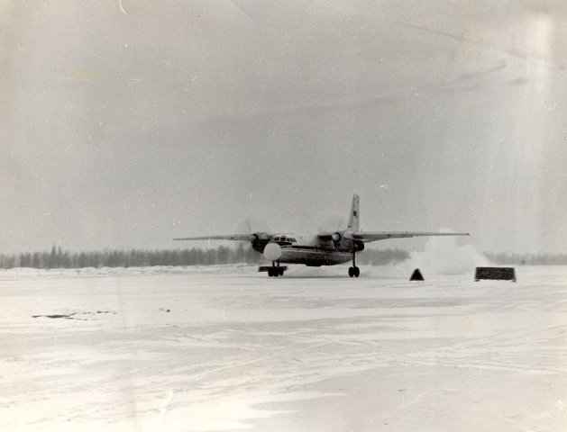 Первый рейсовый самолет приземляется в Ноябрьске.
