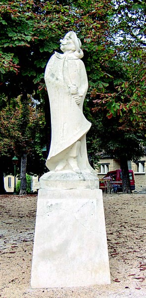 Памятник народному любимцу во французском городе Бержерак